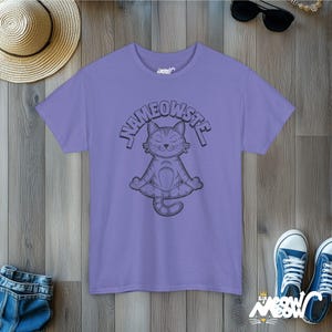 Nameowste Yoga Cat T-shirt : T-shirt zen méditant drôle de chaton Violet