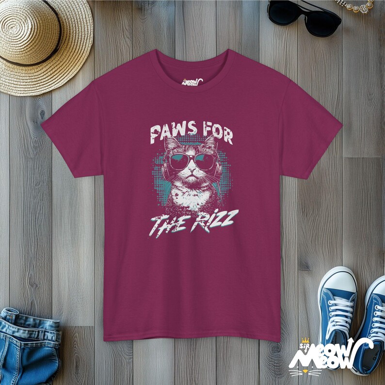 Tatzen für The Rizz T-Shirt: Lustige Katze mit Kopfhörern Berry
