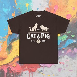 Schweinchen & Katze T-Shirt: Irish Pub Tierliebhaber Tee Dark Chocolate