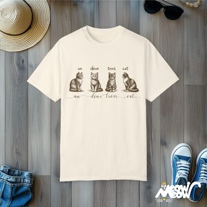 Un Deux Trois Cat T-Shirt: Funny French Pun, Comfort Colors Tee Ivory