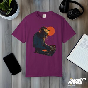 DJ Cat T-Shirt: Retro Plattenspieler Grafik-T-Shirt - Komfortfarben Boysenberry