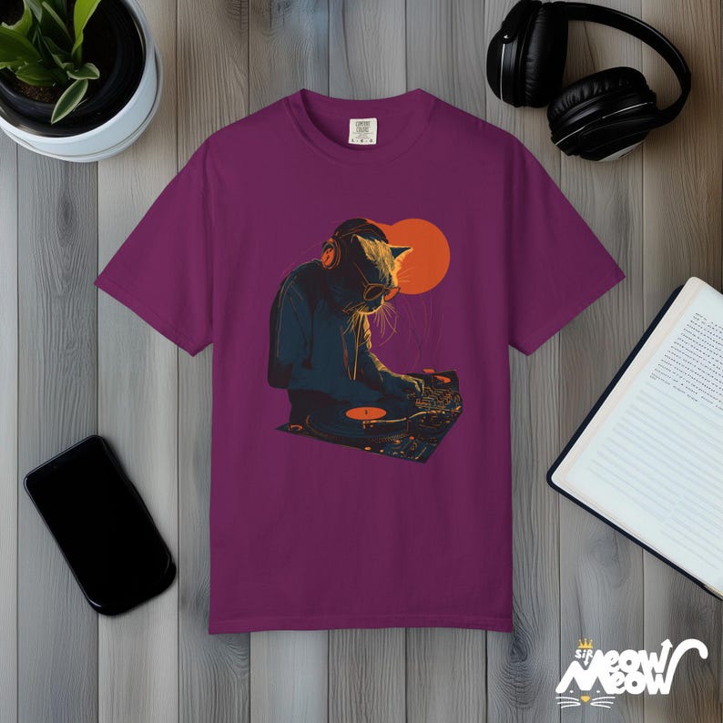 DJ Cat T-Shirt: Retro Plattenspieler Grafik-T-Shirt - Komfortfarben Boysenberry