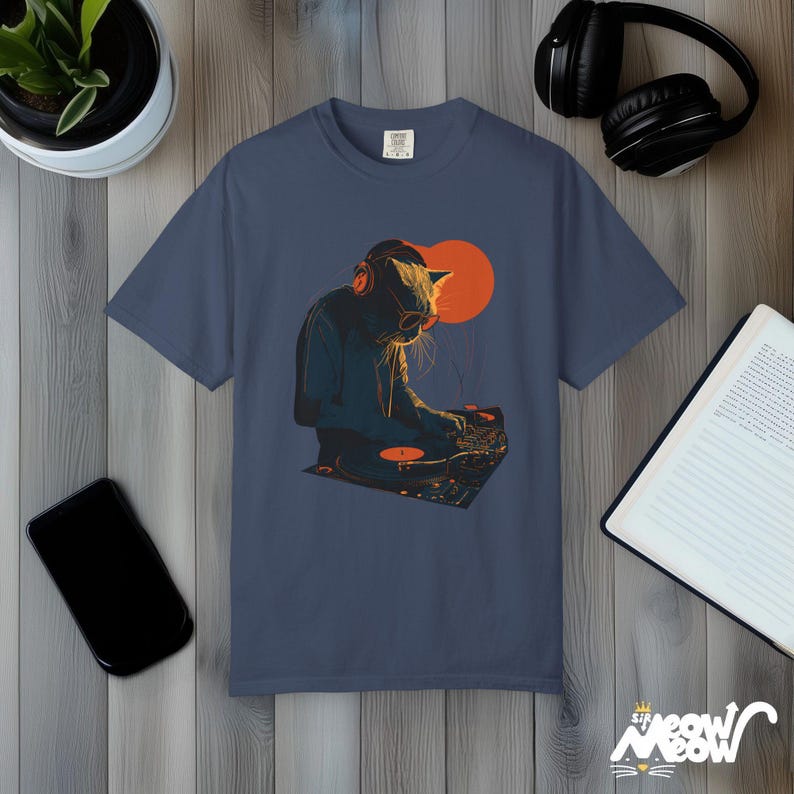 DJ Cat T-Shirt: Retro Plattenspieler Grafik-T-Shirt - Komfortfarben Midnight