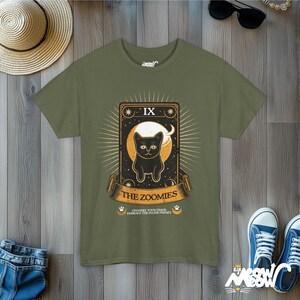 Camiseta Zoomies Tarot Cat: Camiseta de la carta del Caos Felino Military Green