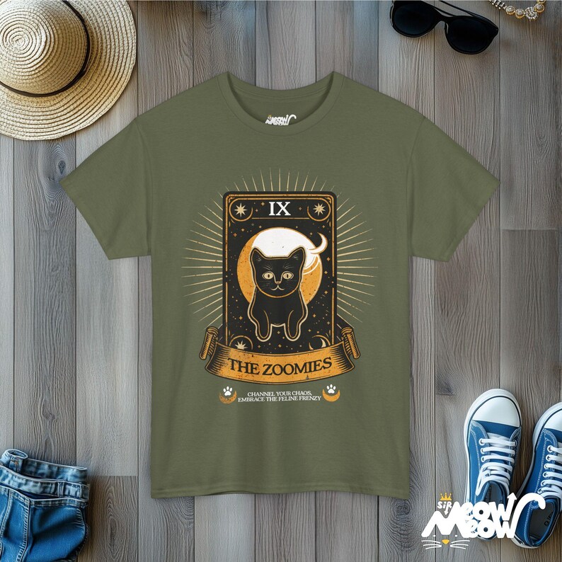 Camiseta Zoomies Tarot Cat: Camiseta de la carta del Caos Felino Military Green