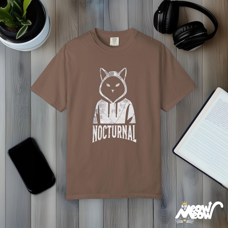 Camiseta Gato Nocturno: Diseño de sudadera urbana con capucha Espresso