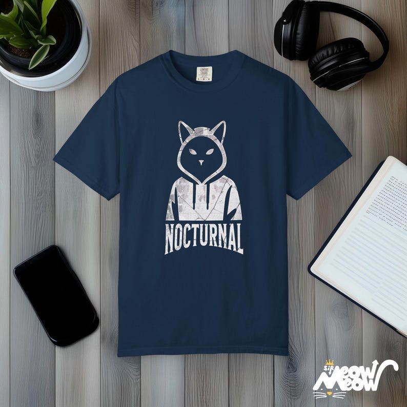 Camiseta Gato Nocturno: Diseño de sudadera urbana con capucha True Navy