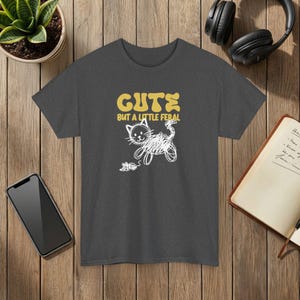 野良猫とネズミのグラフィックTシャツ、いたずら好きな猫のデザイン Dark Heather