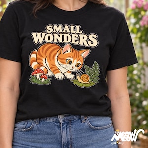 Camiseta Small Wonders con diseño de gato y caracol, regalo para amantes de la naturaleza y el bosque, Gildan 5000 imagen 1