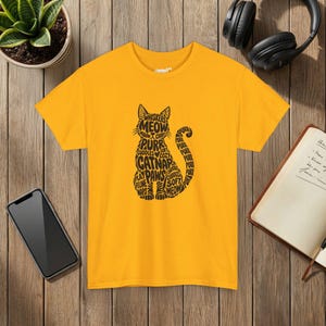 T-shirt unisexe avec motif chat nuage de mots et silhouette de chat typographique. Gold