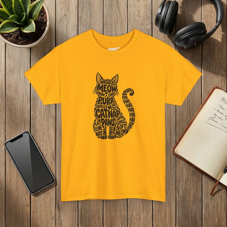 T-shirt unisexe avec motif chat nuage de mots et silhouette de chat typographique. Gold
