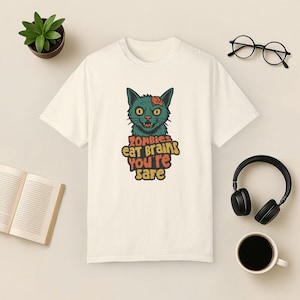 Zombie Cat Comfort Colors T-shirt: Rolig Halloween-tröja Ivory