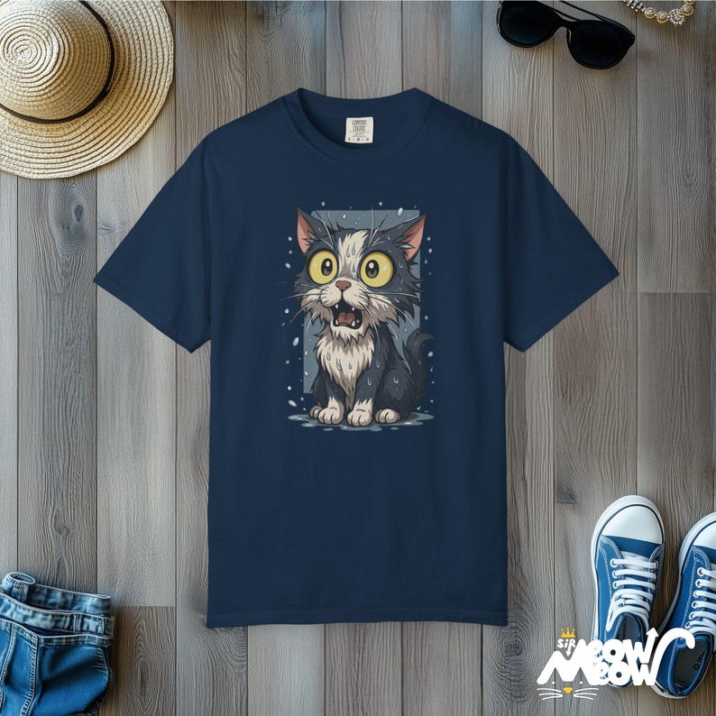Funny Wet Cat T-Shirt: Wide-Eyed Kitty Graphic Tee True Navy
