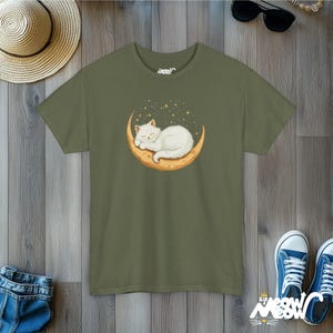 Slapende kat op wassende maan T-shirt | Dreamy Night Sky-T-shirt | Celestial Cat Lover-cadeau Military Green