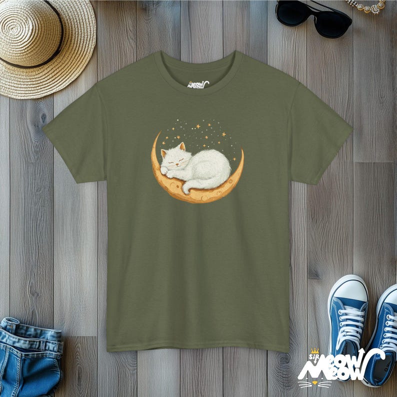 Slapende kat op wassende maan T-shirt | Dreamy Night Sky-T-shirt | Celestial Cat Lover-cadeau Military Green