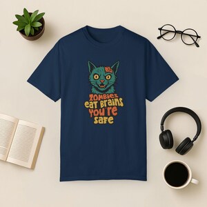 Zombie Cat Comfort Colors T-shirt: Rolig Halloween-tröja True Navy