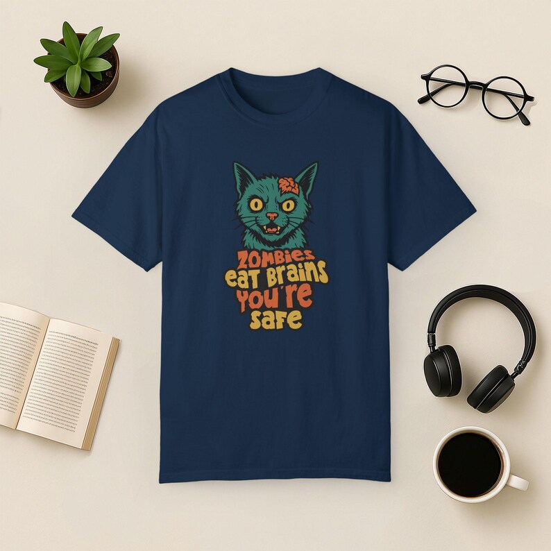 Zombie Cat Comfort Colors T-shirt: Rolig Halloween-tröja True Navy