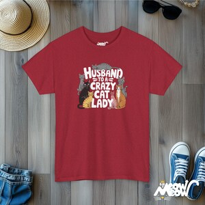 Koszulka Mąż szalonej kociary | Zabawna koszulka dla taty kota | Purrfect Gift for Husbands Antique Cherry Red