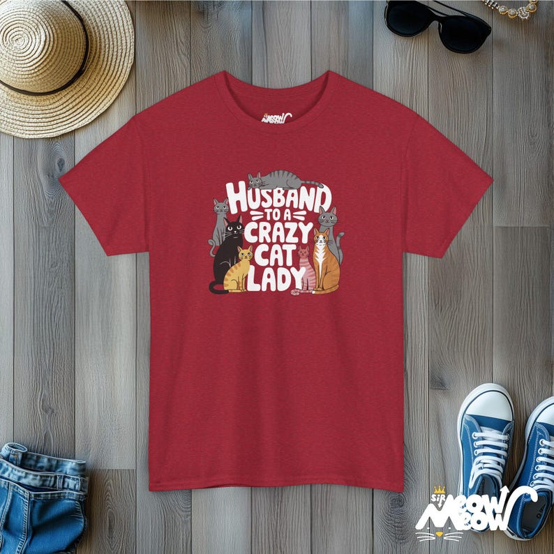 Koszulka Mąż szalonej kociary | Zabawna koszulka dla taty kota | Purrfect Gift for Husbands Antique Cherry Red