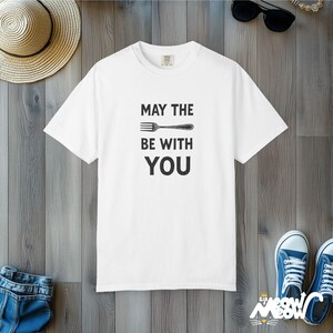 T-shirt Que la fourchette soit avec vous : jeu de mots amusant pour les gourmets, t-shirt unisexe aux couleurs confortables White