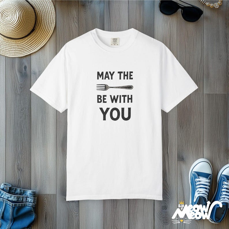 T-shirt Que la fourchette soit avec vous : jeu de mots amusant pour les gourmets, t-shirt unisexe aux couleurs confortables White