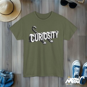 Camiseta unissex Curious Cat: presente divertido para quem ama gatos Military Green