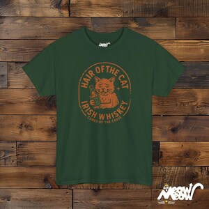 アイリッシュ・ウイスキー・キャット・シャツ、面白い二日酔いグラフィックTシャツ Forest Green