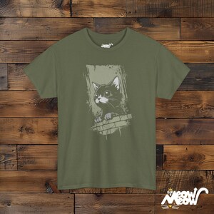 ブラックキャットグランジTシャツ：アニメゴススタイル、ユニセックスフィット Military Green