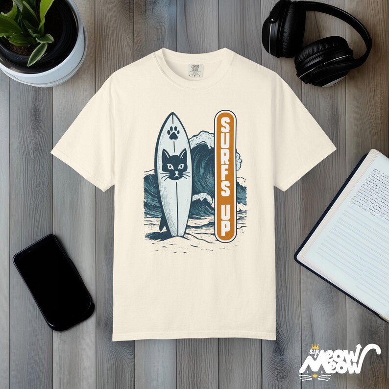 Camiseta Cat Surfs Up: Camiseta retro de gatito surfero, colores cómodos Ivory