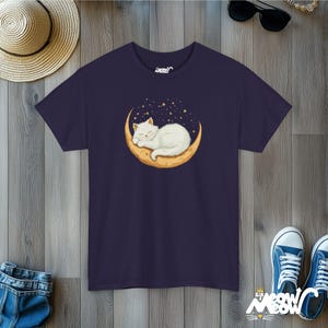 Slapende kat op wassende maan T-shirt | Dreamy Night Sky-T-shirt | Celestial Cat Lover-cadeau Blackberry