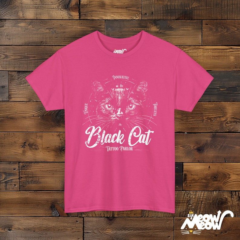 Schwarze Katze Tattoo Parlour T-Shirt: Vintage Unisex Tee Heliconia