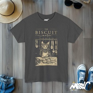 Maglietta con gatto che prepara i biscotti: maglietta vintage da fornaio in cucina Dark Heather