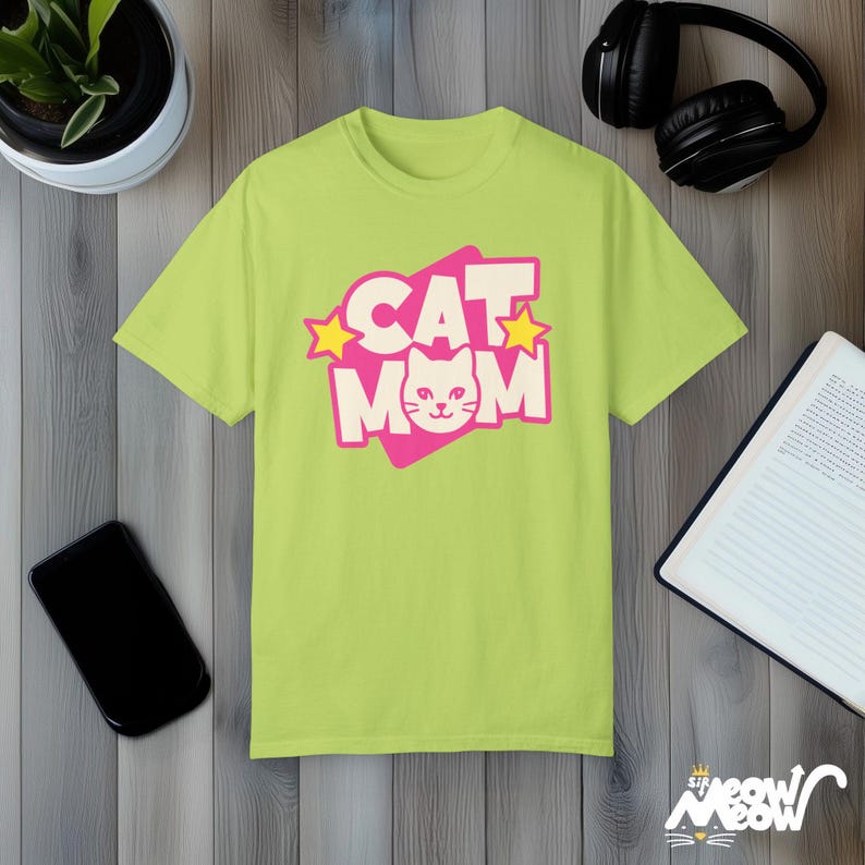 Cat Mom T-Shirt: Retro Graphic Comfort Colors Tee Kiwi