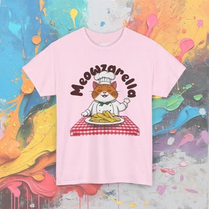 Camiseta de Chef Cat: Meowzarella, divertida camiseta de comida Light Pink