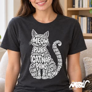 T-shirt unisexe avec motif chat nuage de mots et silhouette de chat typographique. image 1