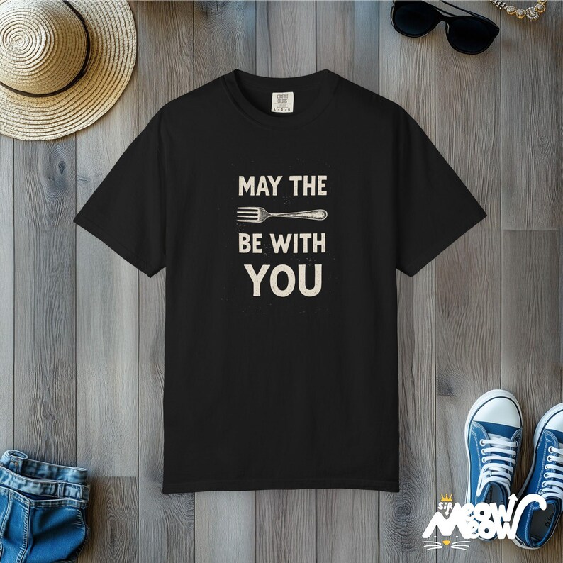 T-shirt Que la fourchette soit avec vous : jeu de mots amusant pour les gourmets, t-shirt unisexe aux couleurs confortables Black