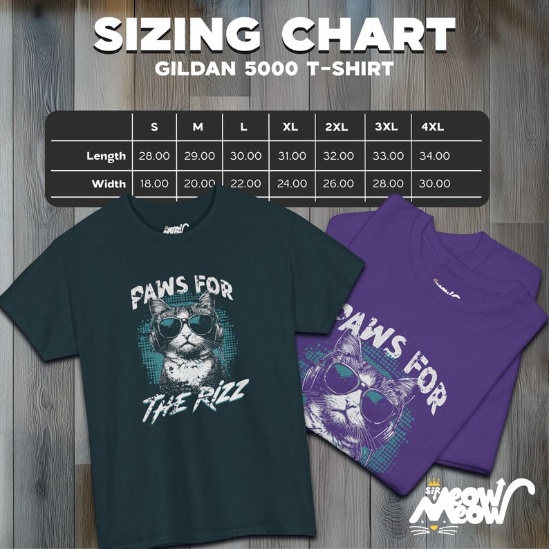 K&ouml;nnte beinhalten: Zwei T-Shirts mit einem Motiv einer Katze, die Kopfh&ouml;rer und Sonnenbrille tr&auml;gt. Der Text auf den Shirts lautet "Paws for the Rizz". Die Shirts sind in Dunkelgr&uuml;n und Lila erh&auml;ltlich. Eine Gr&ouml;&szlig;entabelle mit Ma&szlig;en in Zoll ist enthalten.