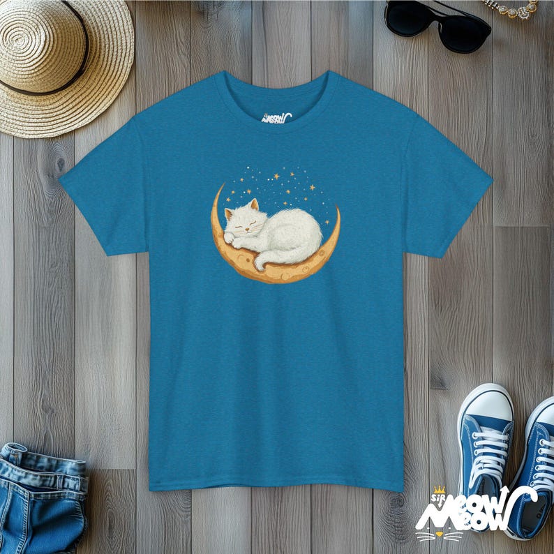 Slapende kat op wassende maan T-shirt | Dreamy Night Sky-T-shirt | Celestial Cat Lover-cadeau Antique Sapphire