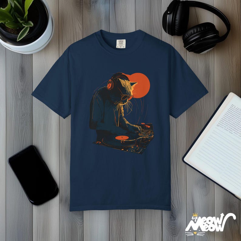 DJ Cat T-Shirt: Retro Plattenspieler Grafik-T-Shirt - Komfortfarben True Navy