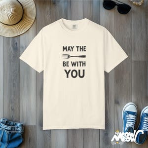 T-shirt Que la fourchette soit avec vous : jeu de mots amusant pour les gourmets, t-shirt unisexe aux couleurs confortables Ivory