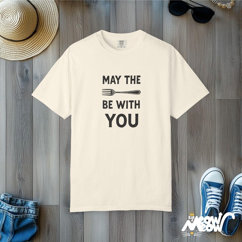 T-shirt Que la fourchette soit avec vous : jeu de mots amusant pour les gourmets, t-shirt unisexe aux couleurs confortables Ivory