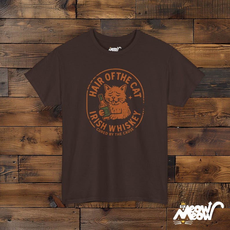 アイリッシュ・ウイスキー・キャット・シャツ、面白い二日酔いグラフィックTシャツ Dark Chocolate