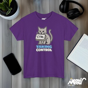 Unter Kontrolle Katze T-Shirt, Unisex Strg-Schlüssel Shirt, Lustiges Programmierer Tee Purple