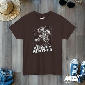 Camiseta engraçada de gato cowboy: Meowdy Pawtner Western Tee Dark Chocolate