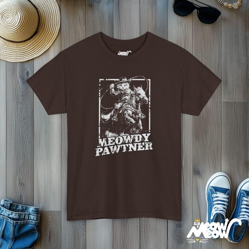 Camiseta engraçada de gato cowboy: Meowdy Pawtner Western Tee Dark Chocolate