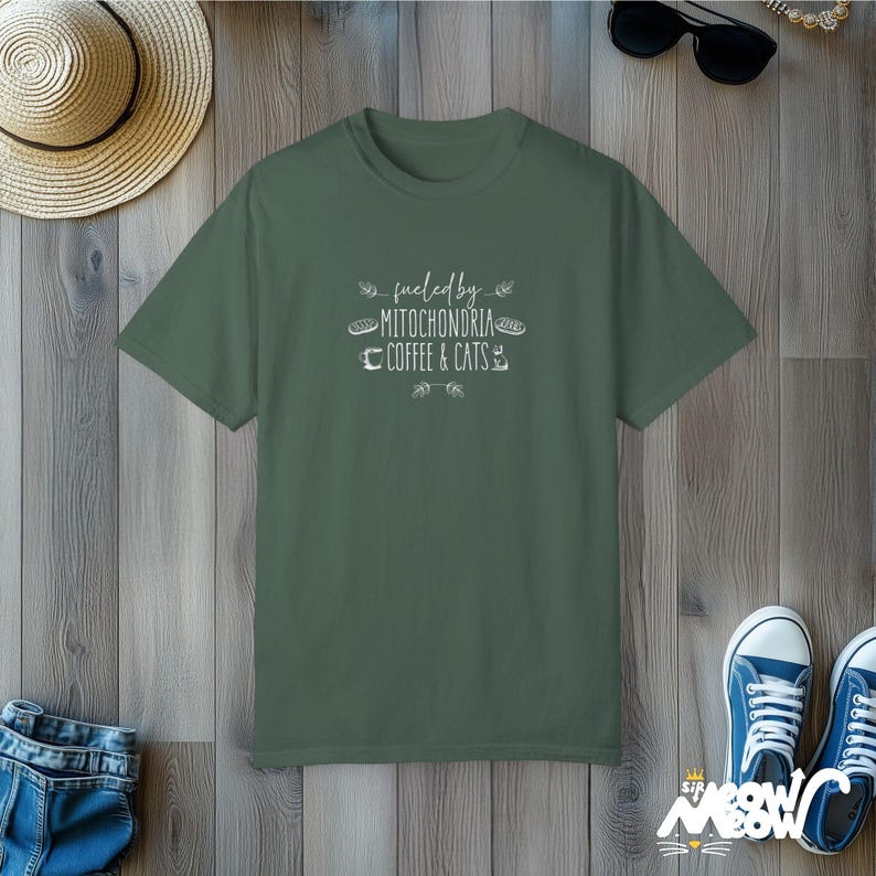 Camiseta Mitochondria Coffee Cats: Camiseta científica con colores cómodos Blue Spruce