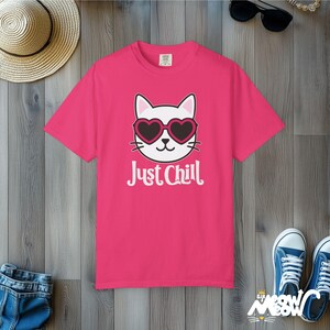Maglietta Just Chill Cat: maglietta grafica Comfort Colors Kawaii Kitty Heliconia
