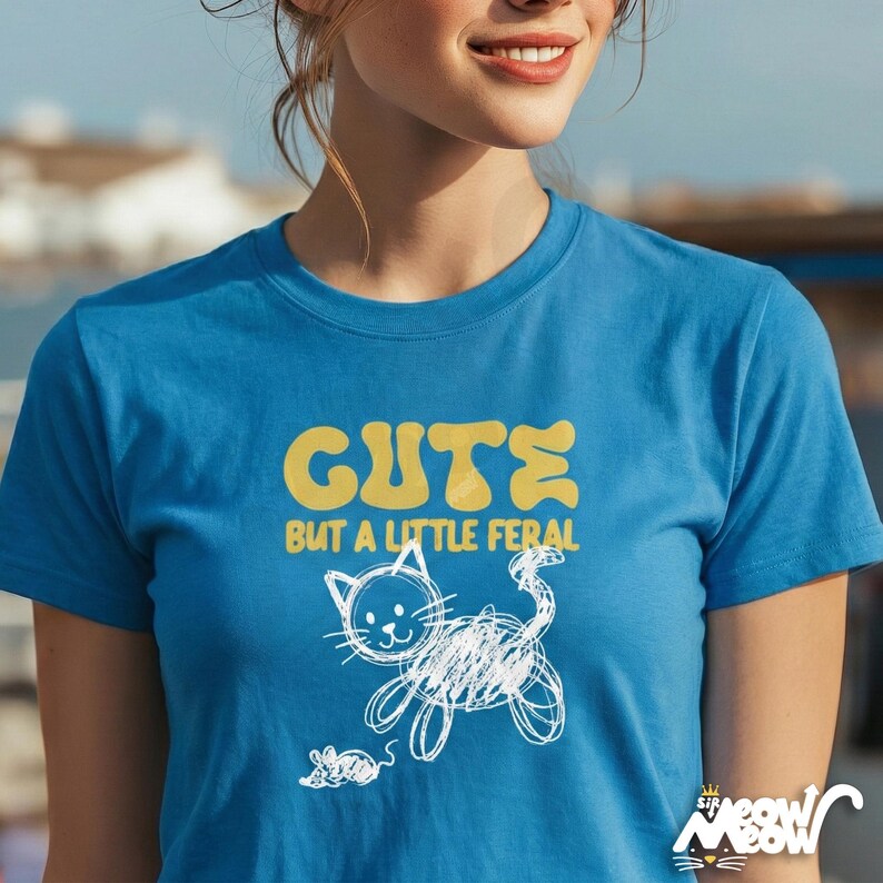 野良猫とネズミのグラフィックTシャツ、いたずら好きな猫のデザイン 画像 1