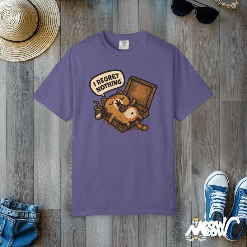 Lustiges Pizza Katzen-T-Shirt: Komfortfarben Unisex-T-Shirt, Sir Meow Miau-Grafik Grape