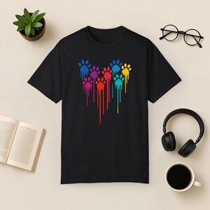 Camiseta con estampado de corazón y pata de arcoíris - Comfort Colors Tee Black